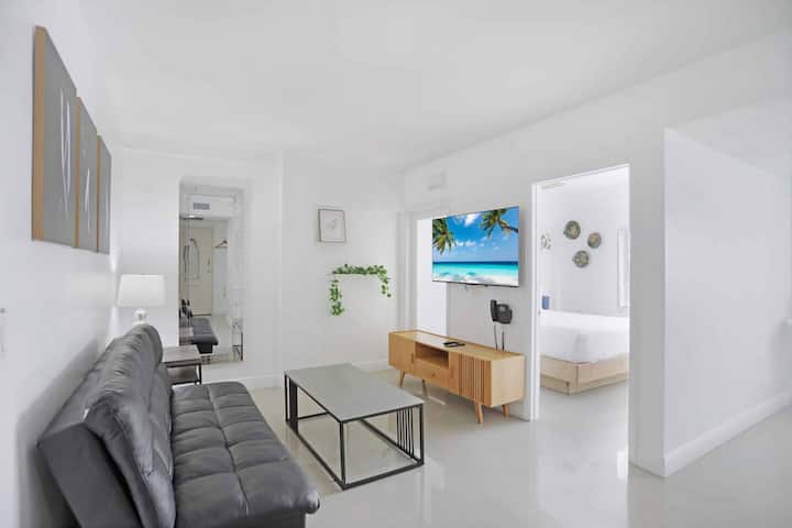 Exactly What You Are Looking For! Full Kitchen - South Beach, FL
