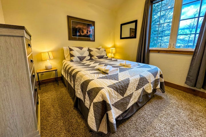 Спалня №2 има двойно легло, а също така разполага с скрин и голям гардероб.