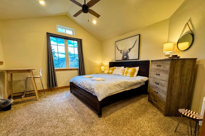 Основната спалня разполага с двойно легло, специална работна станция с компютърен монитор и самостоятелна баня.