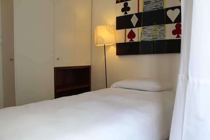 Vierde slaapkamer met een eenpersoonsbed en een extra bed