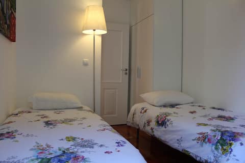 Popular Airbnb listing: Central Colorful & Sunny 4br/2ba Apartment in Baix in Santa Maria Maior