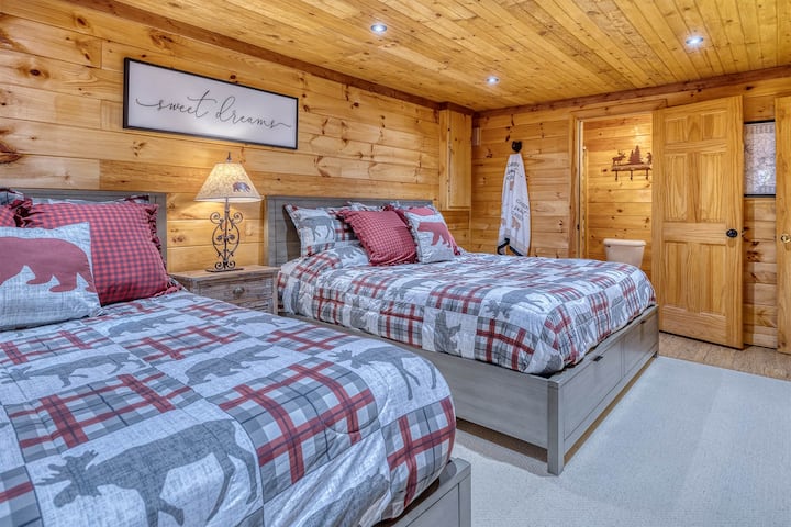 Soveværelset nedenunder har eget badeværelse og to senge, en kingsize-seng og en queensize-dobbeltseng.  Den åbner også op til en af de to afskærmede terrasser.  