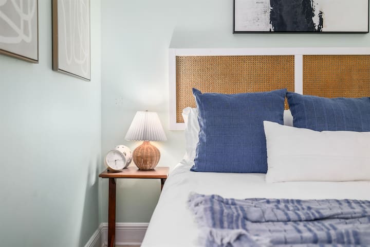 Гостинска спална соба со стилски детали