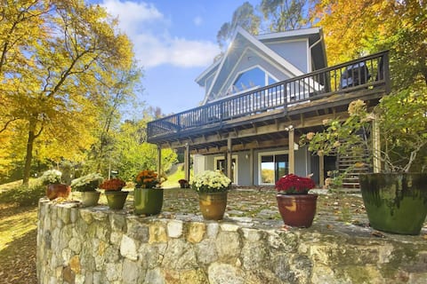 Lakefront Cottage - Dock, Kayaks, Stunning Views!