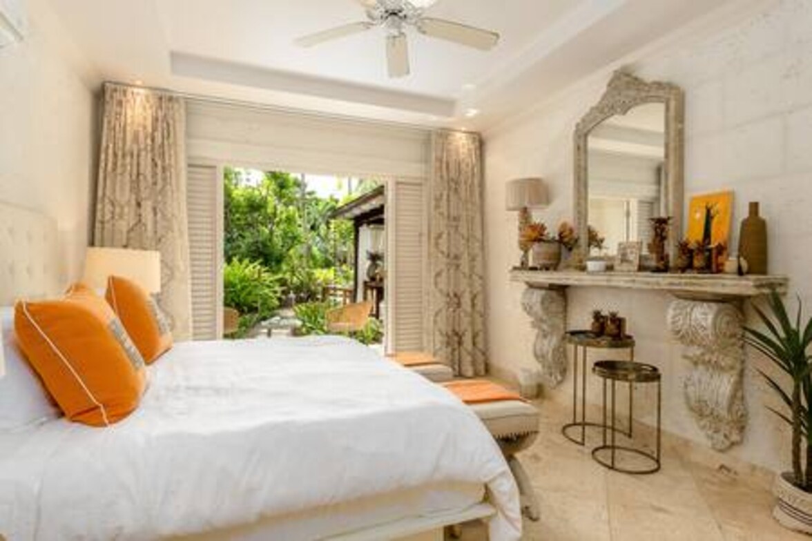 Située au rez-de-chaussée, cette chambre joliment aménagée dispose d'un lit king size américain, d'un accès pour fauteuil roulant, de la climatisation, d'un ventilateur de plafond, d'un coffre-fort, de placards intégrés et d'une charmante salle de bain attenante.