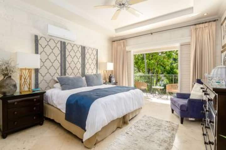 Un dormitor twin/king-size cu design atent, cu vedere la piscină, balcon privat, aer condiționat, ventilator de tavan, seif de securitate, garderobă și un costum frumos.