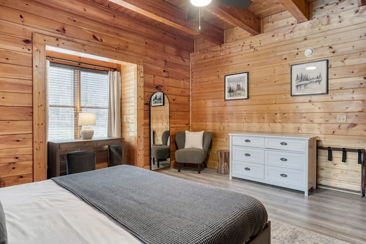 Dhoma kryesore e gjumit ka një krevat dopio "king" dhe një banjë "ensuite".