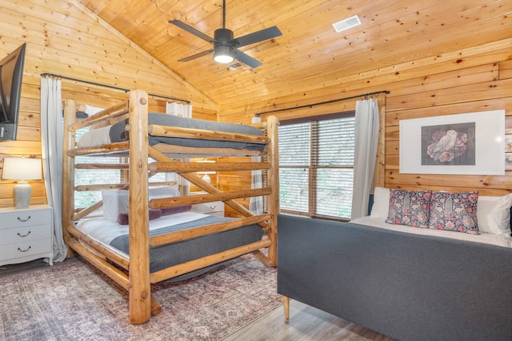 Dhoma e gjumit 7 ka një krevat marinari "queen", një krevat dopio "queen" dhe një banjë "ensuite".