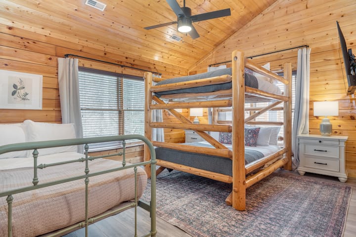 Dhoma e gjumit 6 ka një krevat marinari "queen", një krevat dopio "queen" dhe një banjë "ensuite".