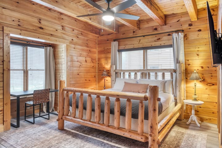 Dhoma e gjumit 4 ka një krevat dopio "king" dhe një banjë "ensuite".