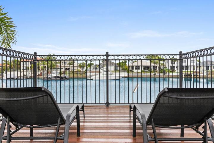 Waterfront 5 bedroom home gallery image 2