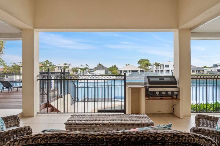 Waterfront 5 bedroom home gallery image 5