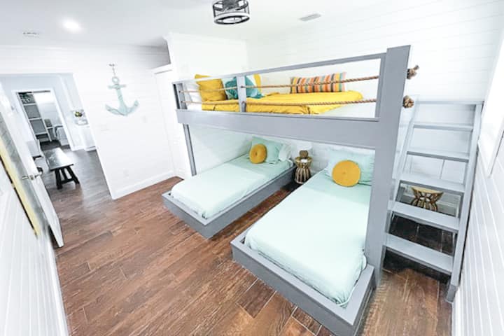 Wazazi na watoto wanapenda chumba cha ghorofa (chumba cha kulala cha 2) chenye malkia juu ya vitanda viwili pacha.