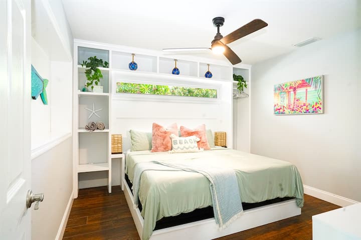 Chumba cha 3 cha kulala kina kitanda aina ya king, televisheni mahiri na bafu.