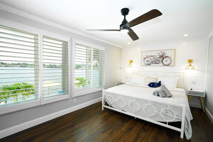 Chumba cha 4 cha kulala kina kitanda aina ya King, roshani ya kujitegemea, televisheni mahiri na bafu la malazi.