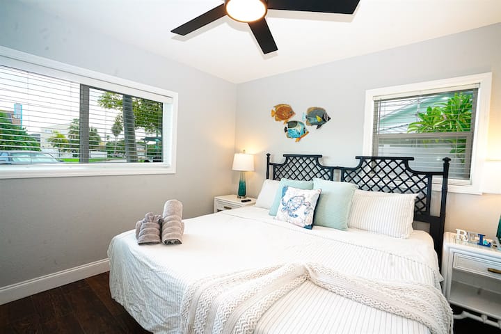 Chumba cha 1 cha kulala kina kitanda aina ya king, televisheni mahiri na bafu lenye bafu na beseni la kuogea.