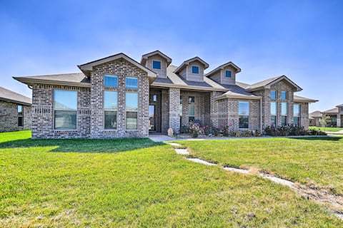 Modern Amarillo House w/ Fire Pit + Hot Tub!