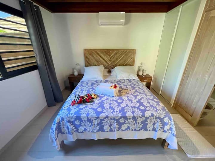 ห้องนอนพร้อมเครื่องปรับอากาศพื้นที่ตู้เสื้อผ้าและห้องน้ำในตัว