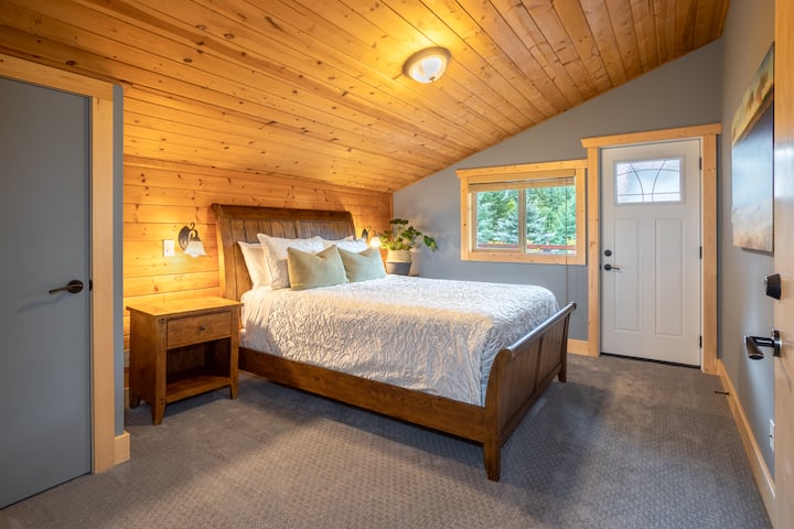 - ห้องนอนที่มีแผงไม้สีอบอุ่นพร้อมเครื่องนอนที่อบอุ่นและแสงไฟแอมเบียนที่นุ่มนวล  
- หน้าต่างบานใหญ่ให้คุณเห็นวิวป่าและความสงบตามธรรมชาติภายใน  
- ที่พักบนภูเขาที่เงียบสงบให้ความสะดวกสบายและความสง่างามแบบชนบท  