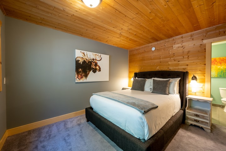 - ห้องนอนสบายๆ พร้อมผนังไม้อุ่นๆ และแสงไฟนุ่มนวลเพื่อการพักผ่อนอย่างสงบ  
- เครื่องนอนนุ่มและโทนสีเงียบสงบสร้างการพักผ่อนบนภูเขาที่สมบูรณ์แบบ  
- ศิลปะสมัยใหม่และการตกแต่งแบบชนบทผสมผสานความสะดวกสบายกับเสน่ห์ของเทือกเขาแอลป์  