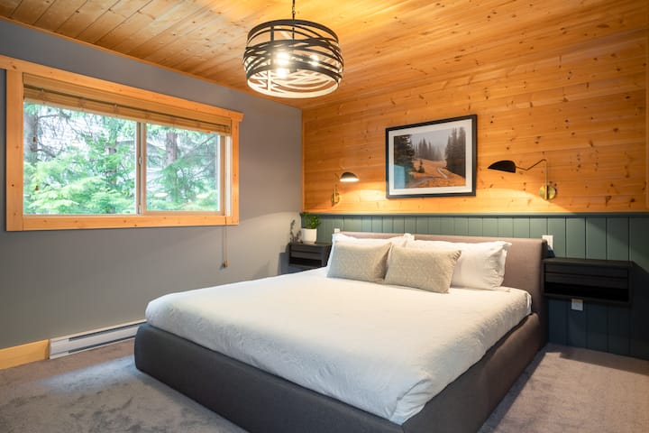 - ห้องนอนที่มีสไตล์พร้อมผนังไม้และหน้าต่างขนาดใหญ่ที่มองเห็นธรรมชาติ  
- แสงสว่างทันสมัยและเครื่องนอนหรูช่วยเพิ่มบรรยากาศภูเขาที่อบอุ่น  
- พื้นที่สงบสุขที่ออกแบบมาเพื่อการพักผ่อนยามค่ำคืนหลังจากการผจญภัยกลางแจ้ง  