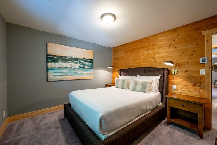 - ห้องนอนที่เงียบสงบด้วยโทนสีไม้ธรรมชาติและงานศิลปะที่ได้รับแรงบันดาลใจจากภูเขา  
- เตียงควีนไซส์ที่อบอุ่นพร้อมแสงไฟอ่อนๆ เพื่อการพักผ่อนยามค่ำคืนที่เงียบสงบ  
- การผสมผสานของเสน่ห์แบบชนบทและความสะดวกสบายที่ทันสมัยเหมาะสำหรับการเข้าพักที่สงบ  
