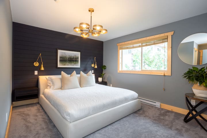 - ห้องนอนที่หรูหราพร้อมโคมระย้าทันสมัยและผนังที่มีสีสันเข้มสำหรับความตัดกัน  
- เตียงคิงไซส์นุ่มและหน้าต่างขนาดใหญ่ให้มองเห็นวิวป่าที่เงียบสงบและแสงแดด  
- ความสมดุลที่สมบูรณ์แบบของความสะดวกสบายแบบหรูหราและการออกแบบที่ได้รับแรงบันดาลใจจากภูเขาที่อบอุ่น  
