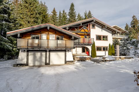 Alpine lodge w/ hot tub & home cinema