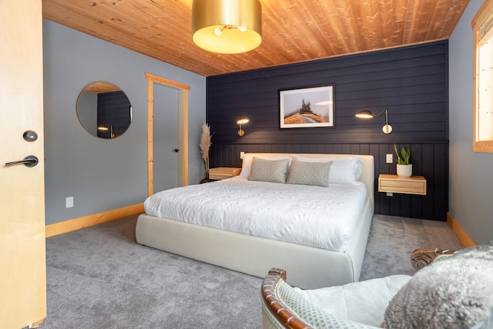 - ห้องนอนสุดชิคที่มีผนังสีดำและแสงสีทองอ่อน  
- เพดานไม้อุ่นๆ เพิ่มเสน่ห์ธรรมชาติให้กับที่พักผ่อนแห่งนี้  
- เครื่องนอนหรูหราและการตกแต่งที่ทันสมัยทำให้เหมาะสำหรับค่ำคืนบนภูเขาที่อบอุ่น  
