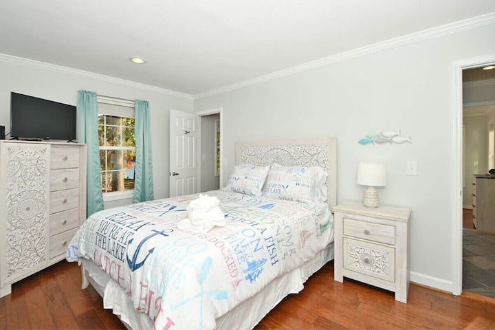 Queen bedroom on main floor.