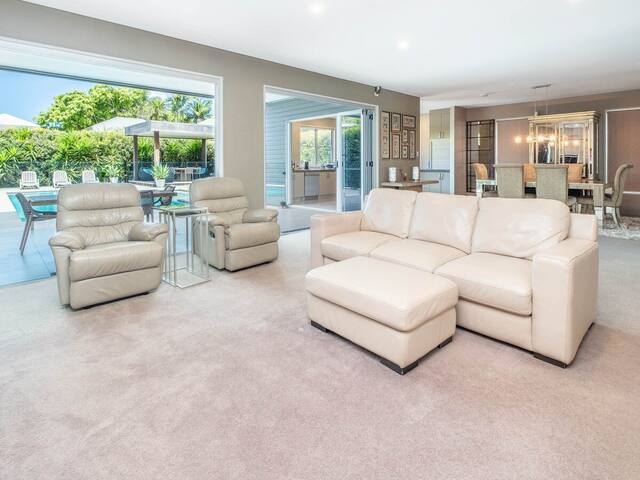 Luxurious Villa in Prime Brisbane Location gallery image 3