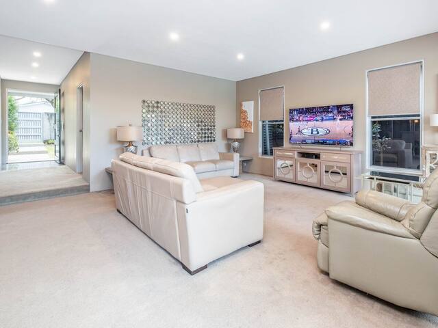 Luxurious Villa in Prime Brisbane Location gallery image 4