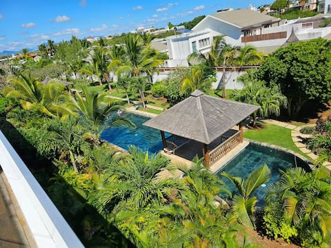 Penthouse with Private Hot Tub in Pereybère