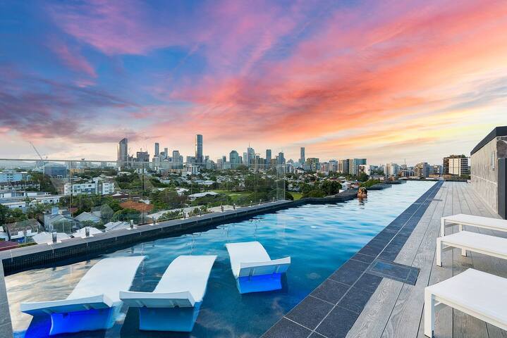 The Sinclair – Luxury Apartment + Rooftop Pool gallery image 2