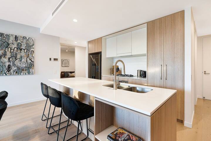 The Sinclair – Luxury Apartment + Rooftop Pool gallery image 5