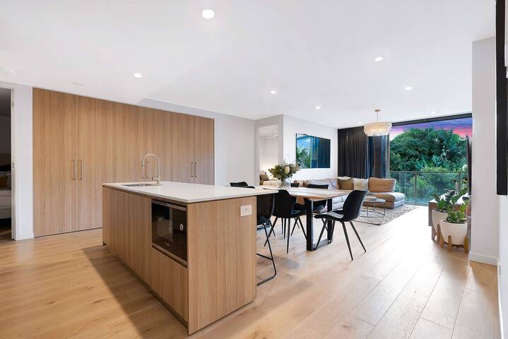 The Sinclair – Luxury Apartment + Rooftop Pool gallery image 4