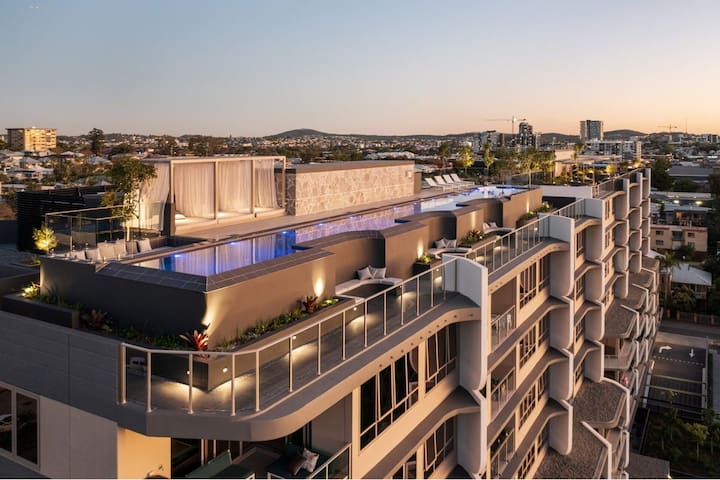 The Sinclair – Luxury Apartment + Rooftop Pool