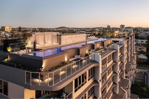 The Sinclair - Luxury Apartment + Rooftop Pool