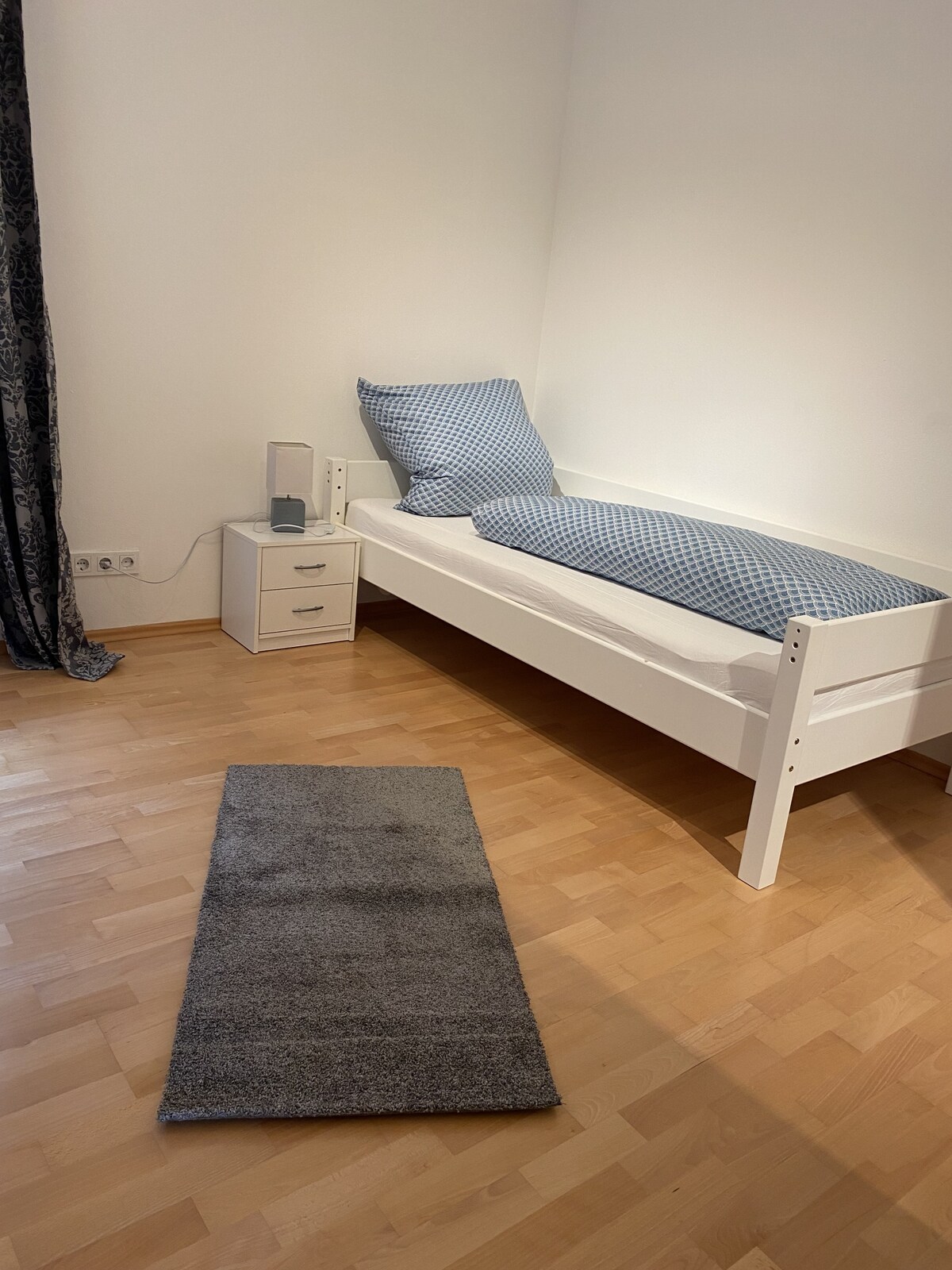 Dormitorio con cama individual
