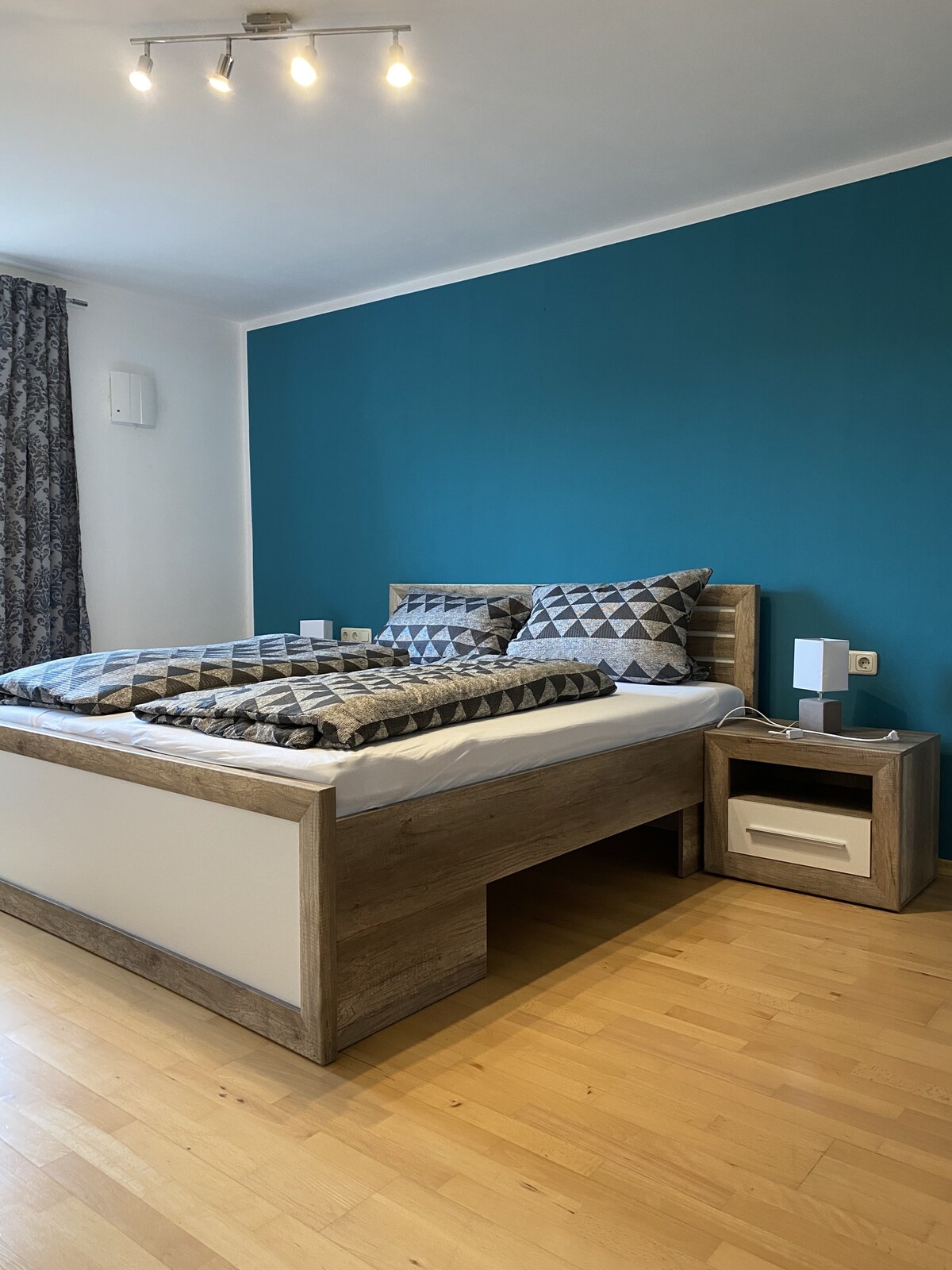 Dormitorio con cama doble