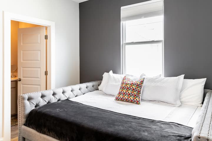 Повече спалня за гости с двойно легло, двойно легло тип сандвич, работно пространство и телевизор. Пълна баня със самостоятелна баня, свързана с тази спалня.