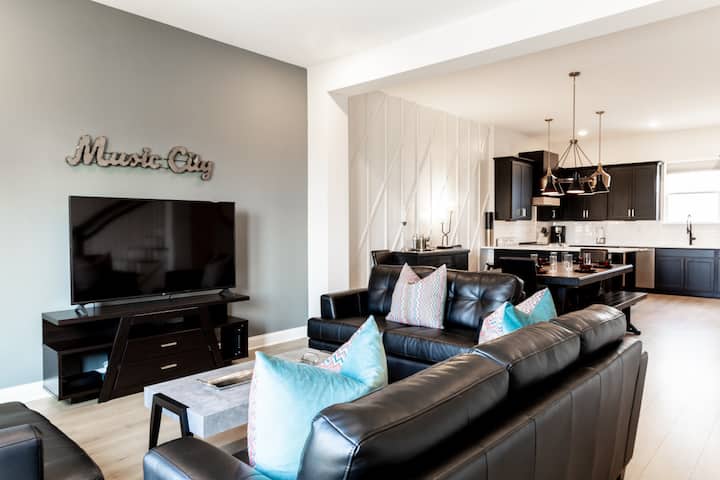 Diamond Retreat Townhome, Garage, 3 Mi To Downtown - Nashville, TN