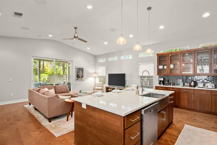 Luxury East Austin near Downtown w/ Heated POOL gallery image 5