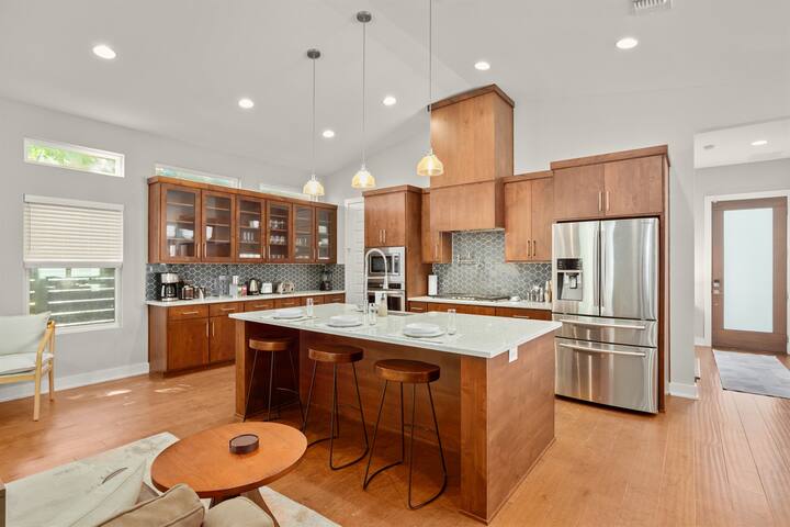 Luxury East Austin near Downtown w/ Heated POOL gallery image 2