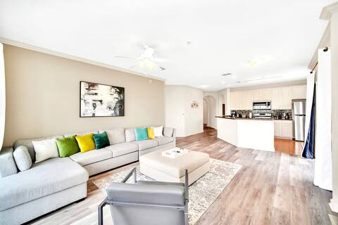 Upstay - Pet-Friendly Suite w Hot Tub, Pool, Sauna