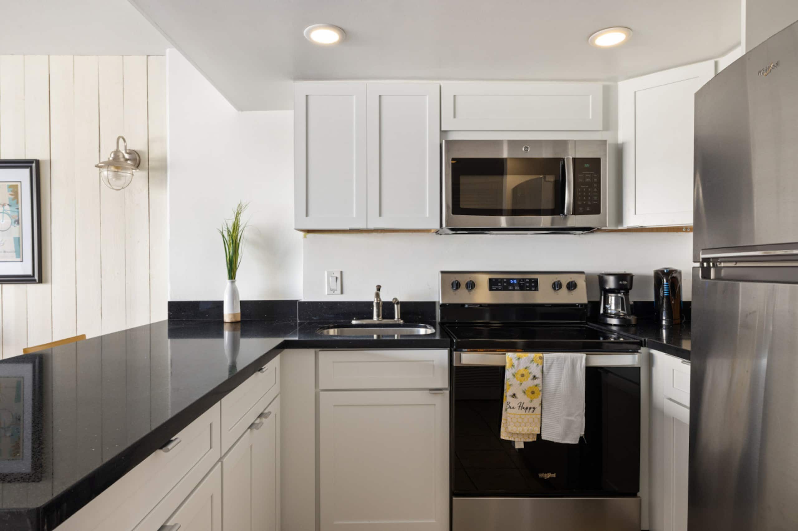Condo in Honolulu · ★4.76 · 1 bedroom · 3 beds · 1 private bath - Image 14