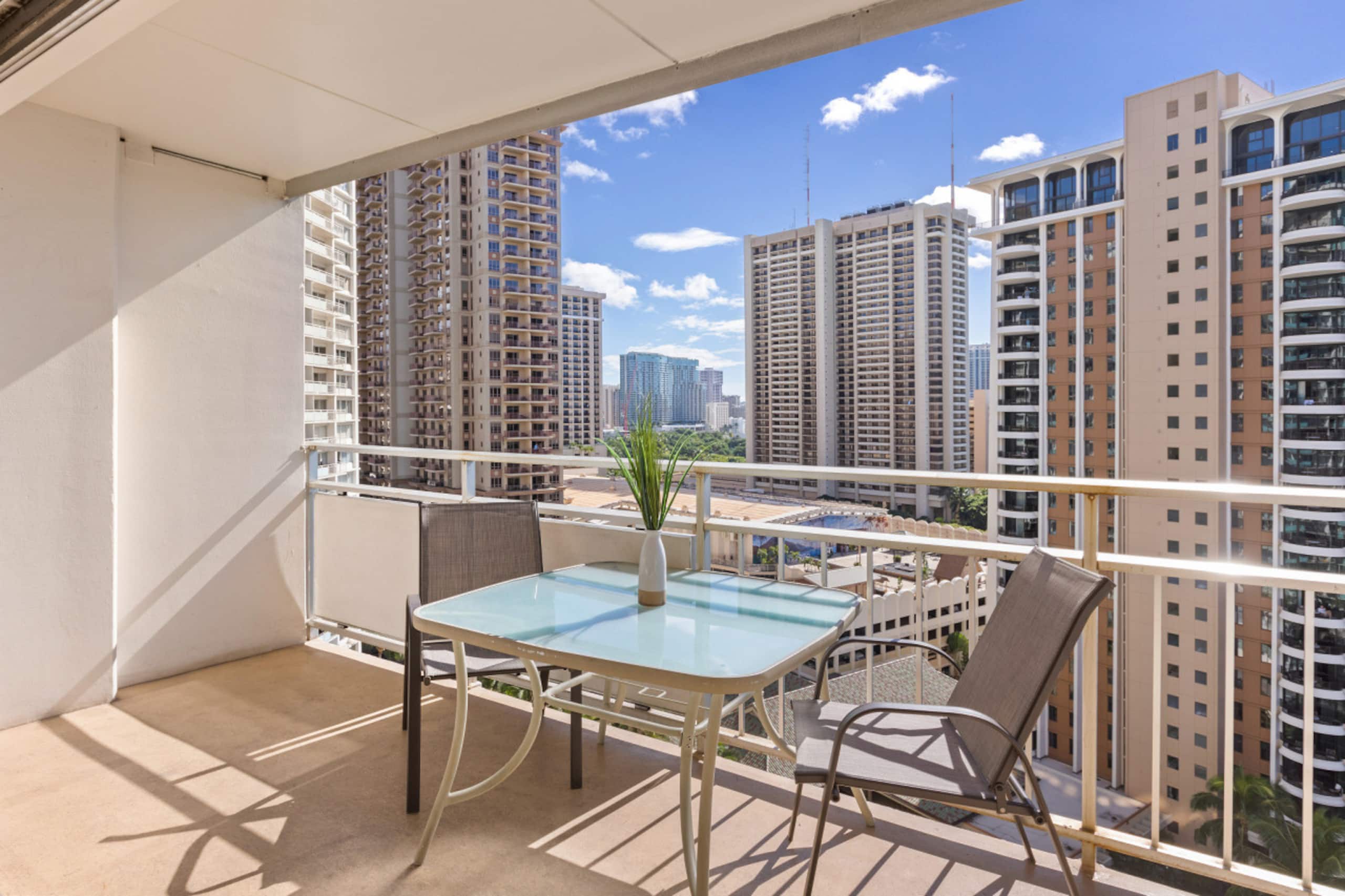 Condo in Honolulu · ★4.76 · 1 bedroom · 3 beds · 1 private bath - Image 4