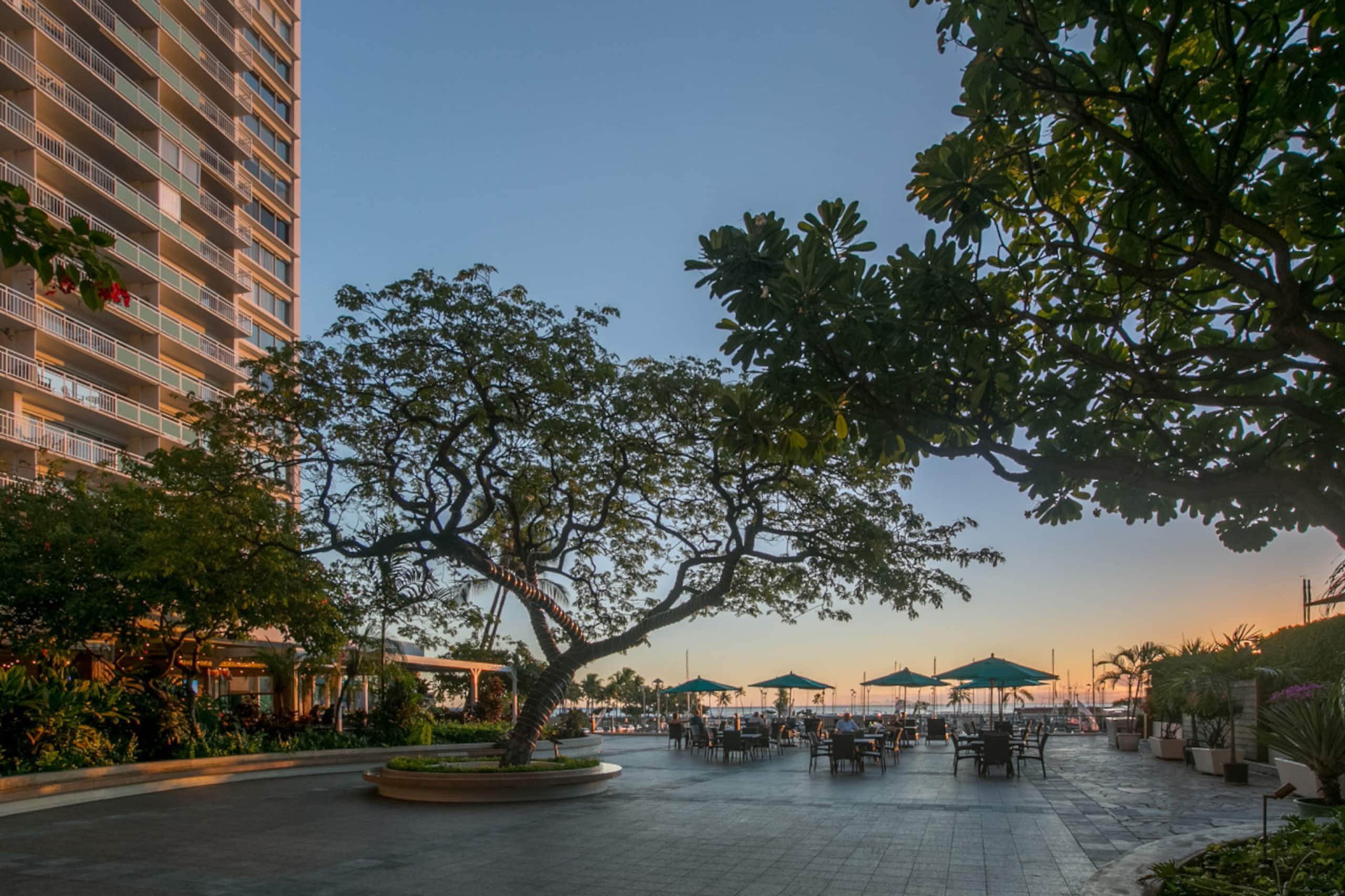 Condo in Honolulu · ★4.76 · 1 bedroom · 3 beds · 1 private bath - Image 38