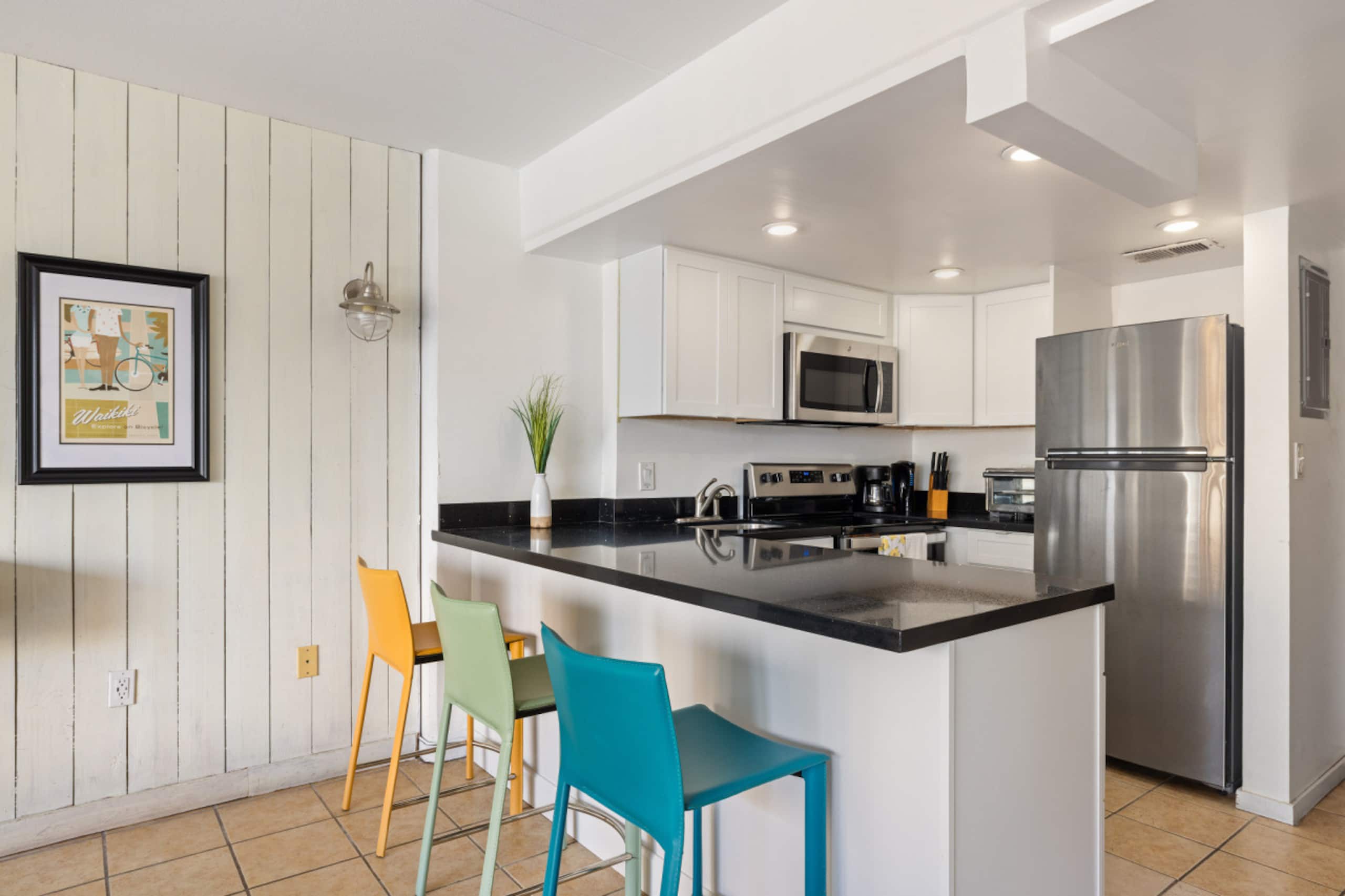 Condo in Honolulu · ★4.76 · 1 bedroom · 3 beds · 1 private bath - Image 3