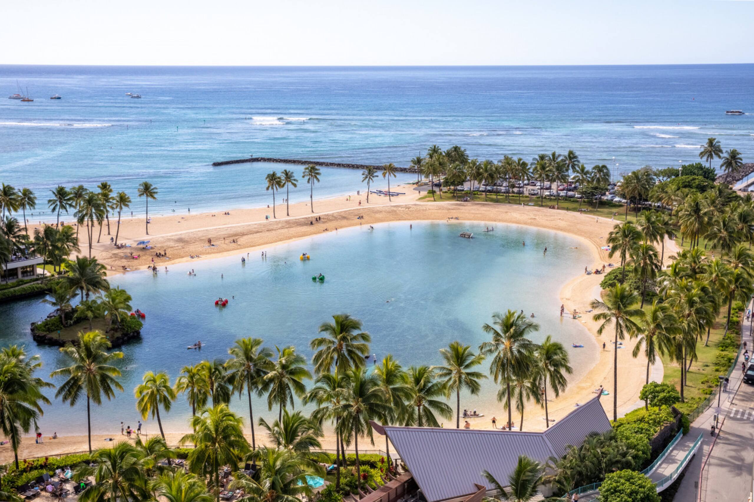 Condo in Honolulu · ★4.76 · 1 bedroom · 3 beds · 1 private bath - Image 32